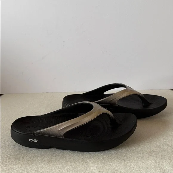 OOFOS flip flops - Picture 4 of 11